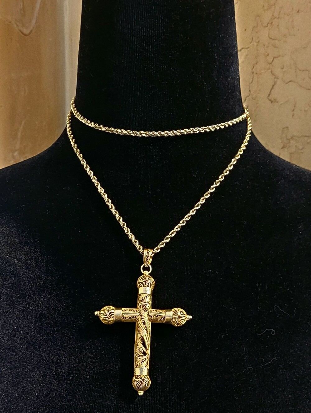 Antique Filigree Gold Cross Pendant Necklace. 18KT Vintage, Stunning Design